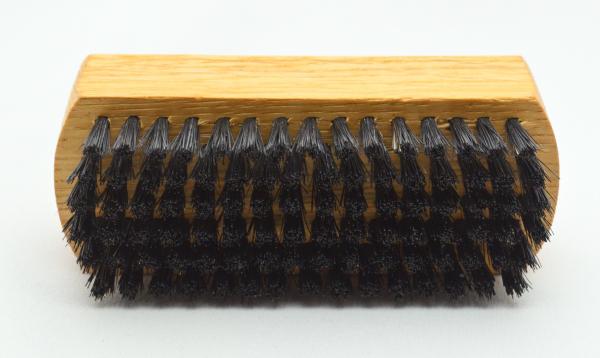 Handwaschbürste und Nagelbürste Buchenholz mit Griffmulde. 6 und 4 Reihen schwarze Naturborsten. Handwaschbürste und Nagelbürste Buchenholz mit Griffmulde. 6 und 4 Reihen schwarze Naturborsten.
